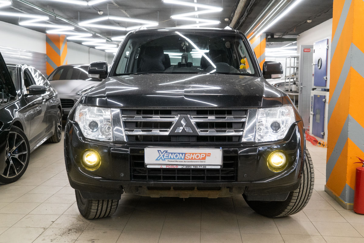 Установка двухрежимных LED ПТФ на Митсубиси Паджеро 4 (Mitsubishi Pajero  IV) 2011 года - Установка КсенонШоп в Москве