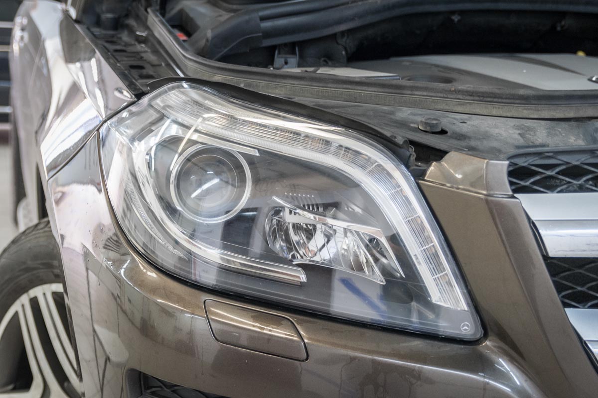 Поклейка брони (защитной пленки) на фары Мерседес Бенц ГЛ (Mercedes ...