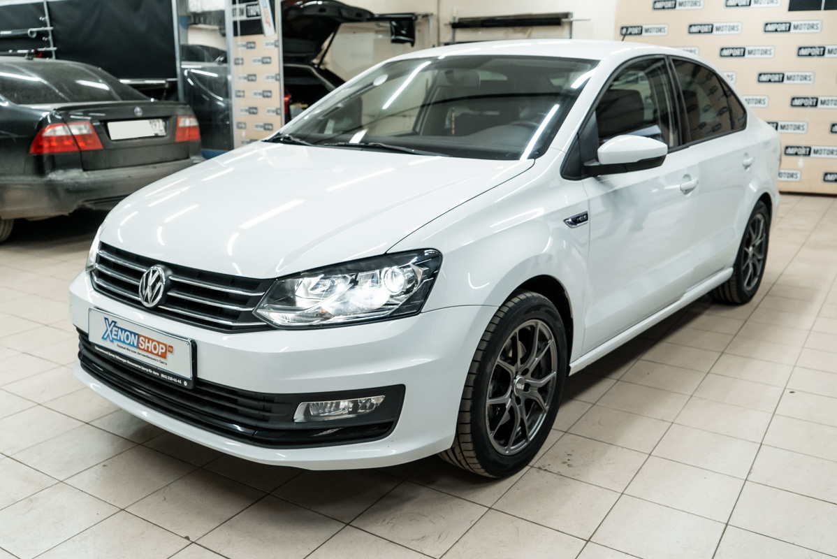 Поклейка защитной пленки на фары Фольксваген Поло (Volkswagen Polo ...