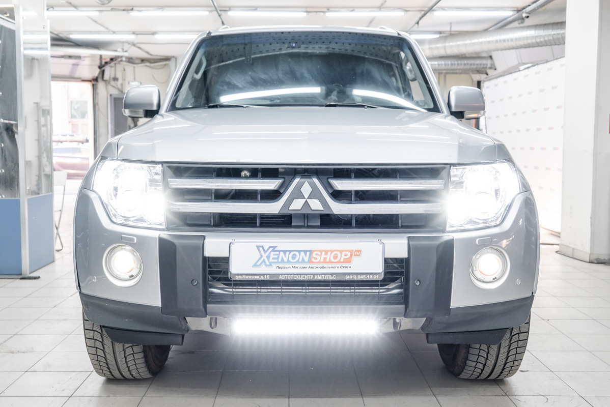 Установка светодиодных линз на Митсубиши Паджеро 4 (Mitsubishi Pajero IV)  дорестайлинг 2011 года - Установка КсенонШоп в Москве