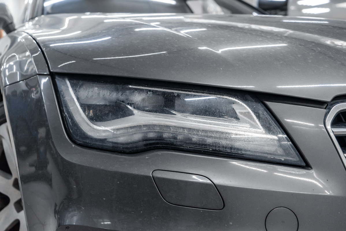 Правое стекло фары Audi A4 B8 2007-2012