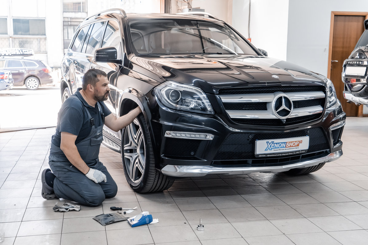 Света мерседес. Mercedes gl 350 CDI лампа ксенон. Лампа Мерседес 166. Выгорают ли биксеноновые лампы на Mercedes x166. Замена лампы на Мерседес x166.